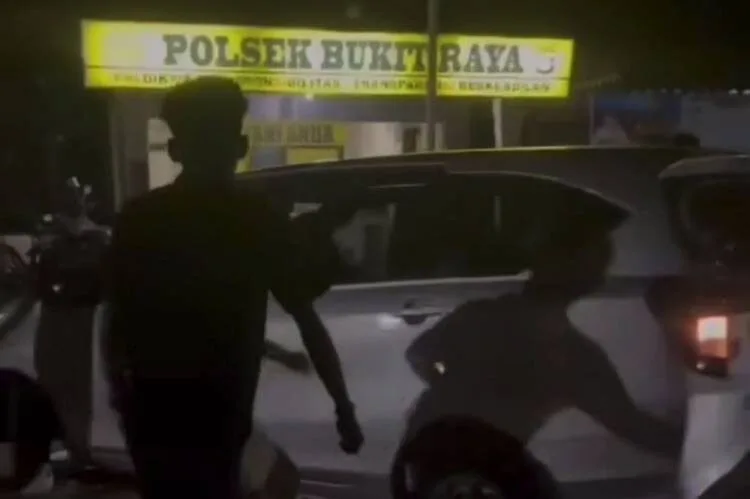 8042 aksi 11 debt collector keroyok dan aniaya wanita di depan mapolsek bukitraya kapolsek dicopot