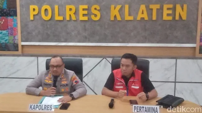 Kapolres klaten akbp nur cahyo dan perwakilan pertamina patra niaga saat konferensi pers di mapolres klaten kamis 1042025 1744278356430 169