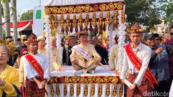 Proses pemberian gelar ada untuk jokowi 1782529597339