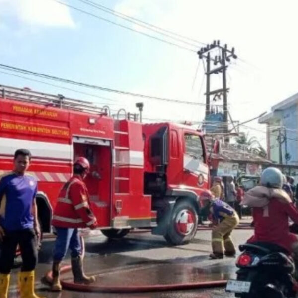 Warung Makan di Sijuk Terbakar Diduga Gas Bocor, 1 Orang Luka Bakar