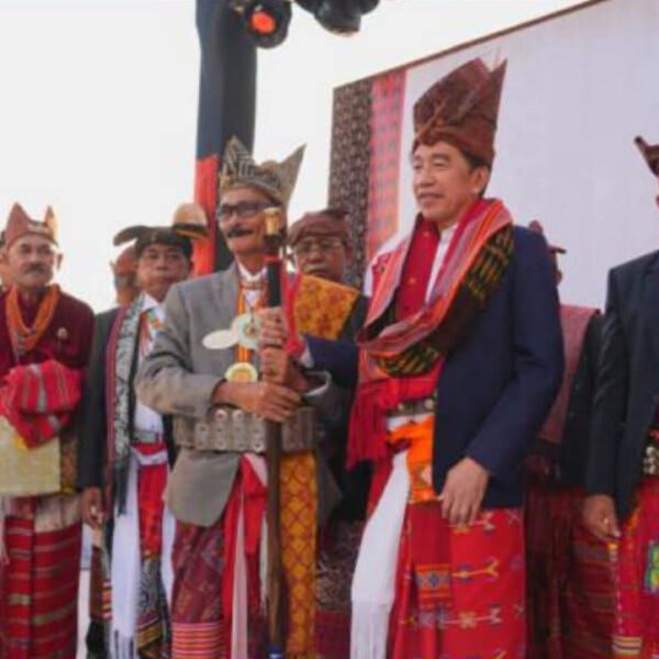 Jokowi Dinobatkan Sebagai Sesepuh Raja-Raja Timor di Kupang