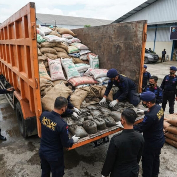 1,56 Ton Pasir Timah Ilegal Diselundupkan Dibalik Karung Sagu, Satlap Tri Cakti Gagalkan di Pangkalpinang