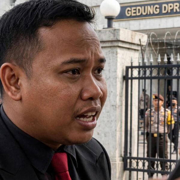 Khozinuddin Ngamuk di Gerbang DPR, Kecewa Tak Diizinkan Masuk Buntut Putusan MK Soal Syarat Cawapres