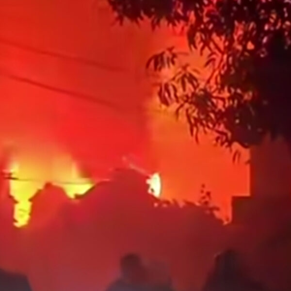 KEBAKARAN HEBAT LALAP 60 RUMAH DI SERDANG BANGKA SELATAN, GUBERNUR HIDAYAT ARSANI TURUN LANGSUNG